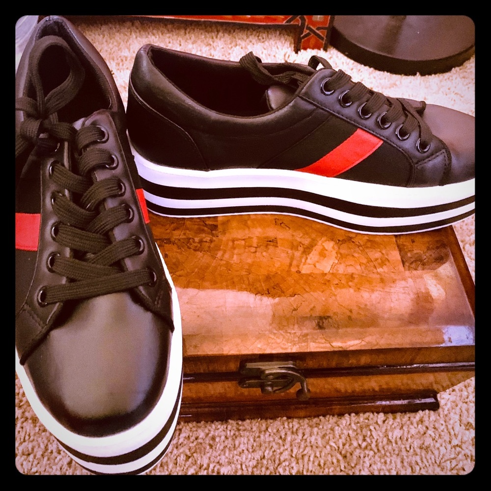 Platform tennis shoes
